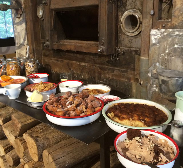 Balcão de brunch - apenas aos finais de semana - da Liberté, loja Ménilmontant