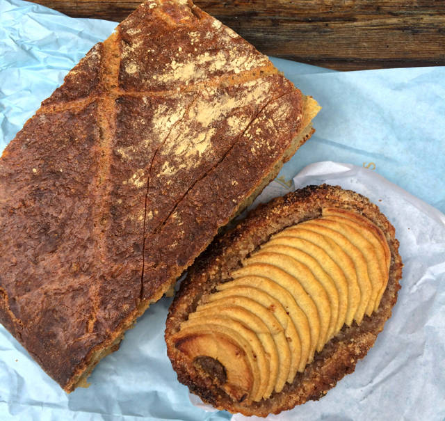 Pain des Amis e tartelette de maçã, com massa folhada e manteiga salgada da Du Pain et Des Idées: sensacional!