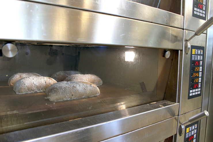 Ciabatta de fermentação natural nos fornos de última geração da cozinha teste da Puratos, em St. Vith, na Bélgica