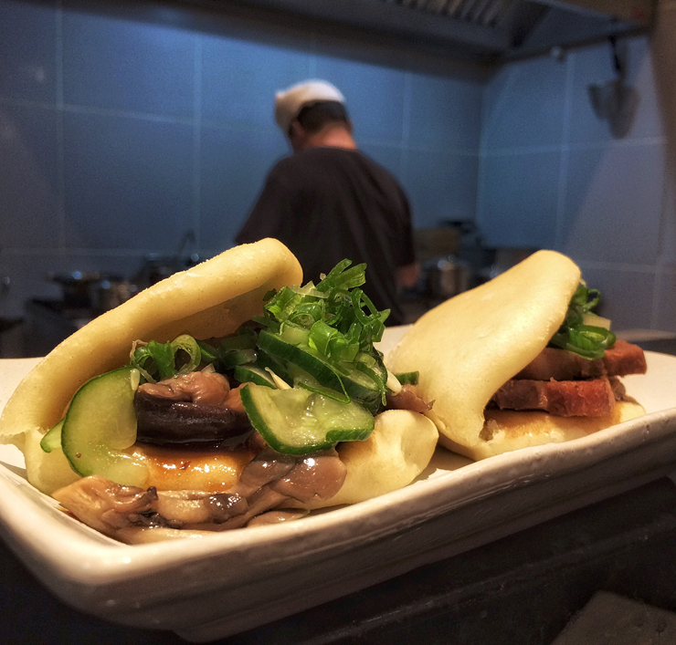 Não perca os buns artesanais, preparados diariamente e que quase sempre acabam antes do final do serviço.