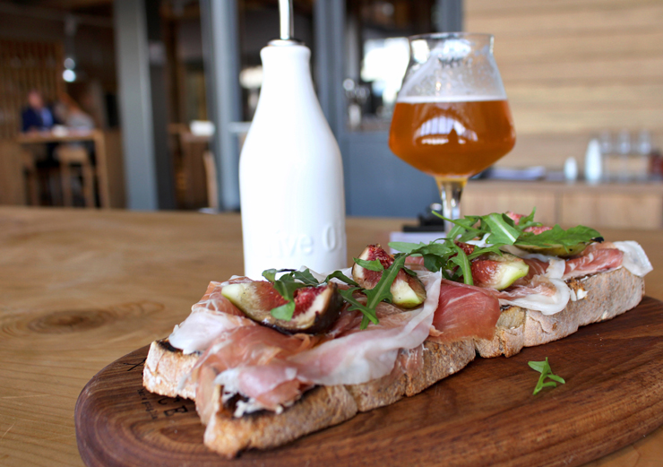 Crostini de Prosciutto di Parma, queijo Fontina e figos assados sobre pão grelhado: uma das entradas do Brace