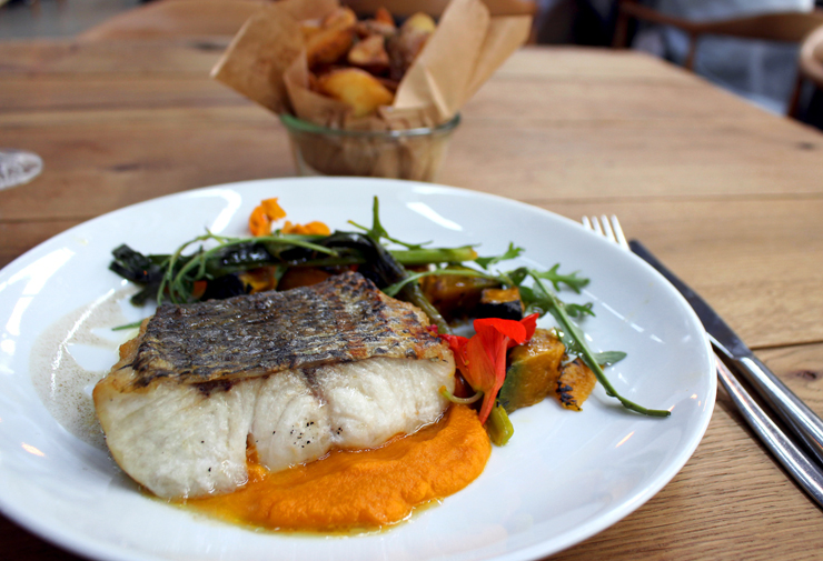  Peixe do dia - no caso, um robalo fresquíssimo e muito, muito bem preparado - acompanhado por purê de abóbora, cenoura e laranja (R$ 53).