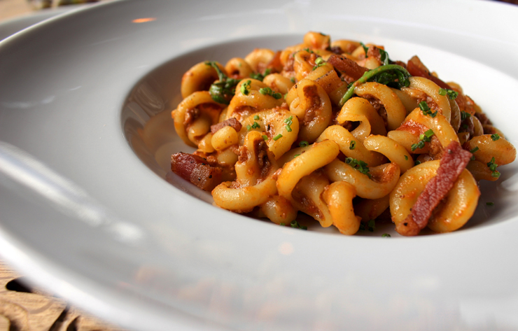 Vesuvio da marca italiana Alfeltra com ragú de porco picante, tomate, rúcula e parmesão 