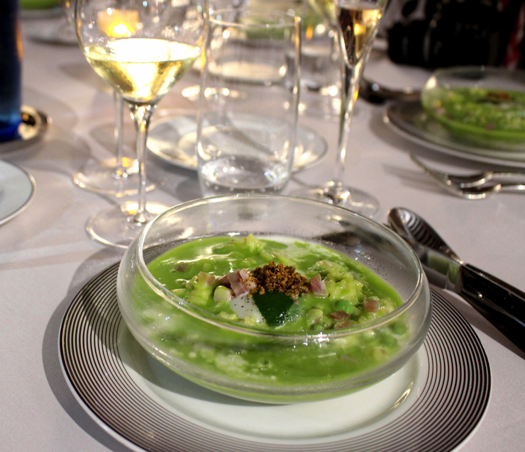 Um dos pratos do menu degustação do Loiseau des Vignes: risone com espuma de ervilha, avelãs crocantes e presunto Parma 