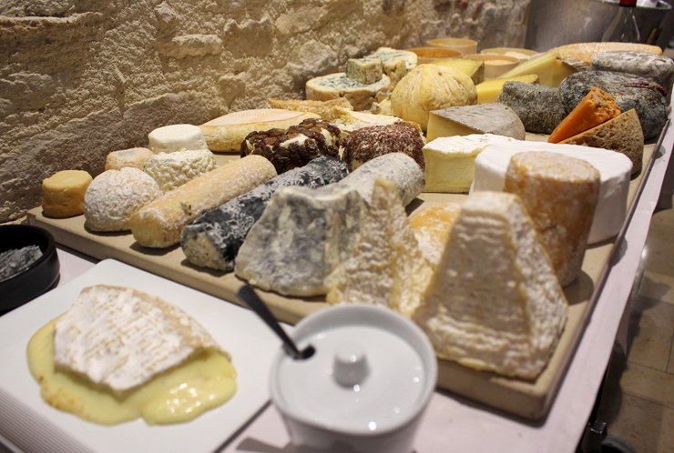 A estonteamente mesa com quase 40 tipos de queijos franceses do Loiseau des Vignes, restaurante uma estrela Michelin em Beaune