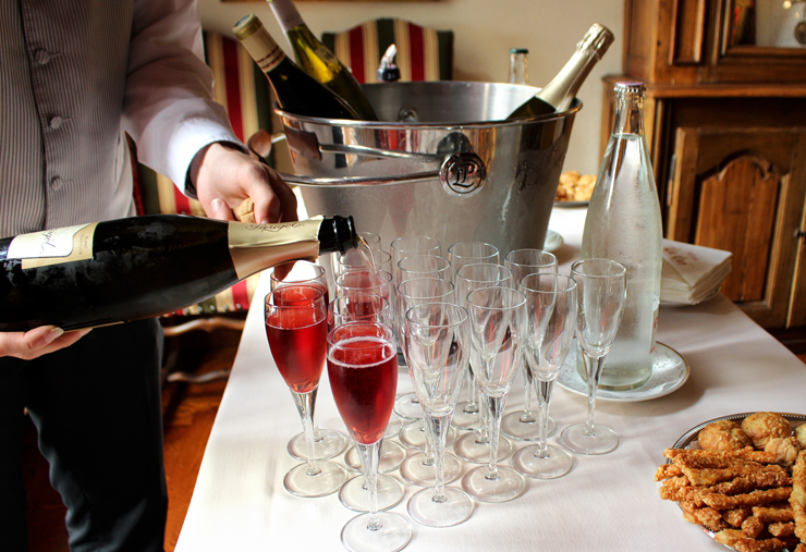 Lindo Hotel Le Cep, em Beaune, na Borgonha: recepção com champanhe. Assim que eu gosto!