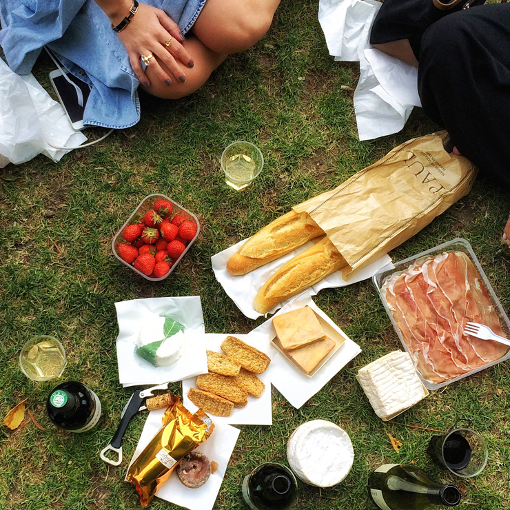 Uma vez em Paris, faça como os parisienses: verão é sinônimo de piquenique! Aqui, no Jardim de Luxemburgo