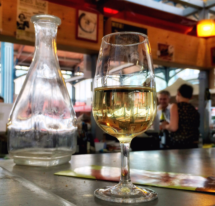 Bar de vinho no meio do mercado de Dijon