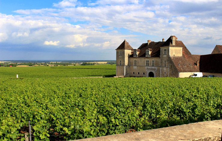 Chateau Du Clos De Vougeot, na rota dos Grands Crus, na Borgonha. A "casinha" aí da foto (abadia, na verdade) foi construída no século doze por monges, já para fazer vinhos. 