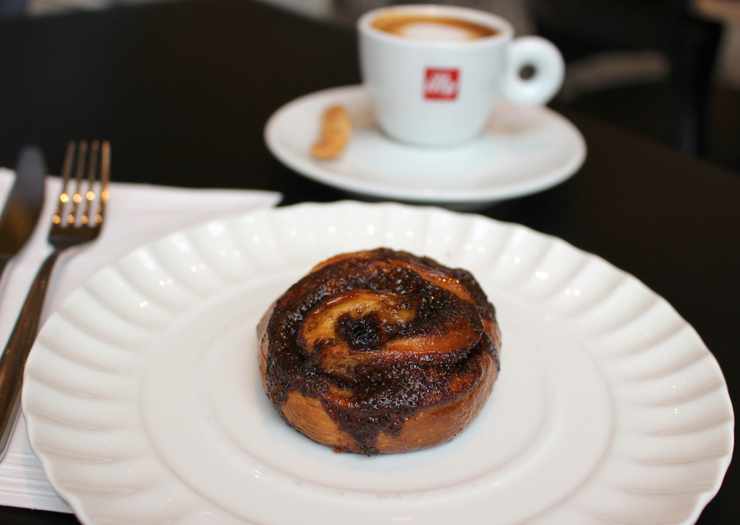 Cinnamon roll e espresso