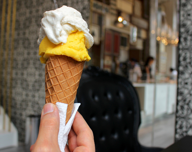 Casquinha feita na casa com sorvete de manga e maracujá e de castanha do Pará da Gelato Boutique