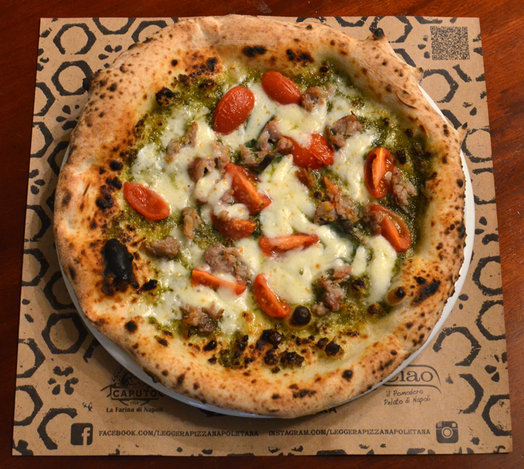 Pesto di Inverno: pesto Genovese DOP, parmesão, linguiça fresca (também sem sais de conserva, somente erva doce, pimentas e sal marinho) assada no forno a lenha, tomates perinha amadurecidos no pé e mozzarella de búfala fresca.  