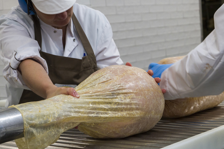 Ensacamento da mortadella ainda crua em envoltórios de celulose. Depois daqui, ela vai para a estufa, cozinhar a 90 graus