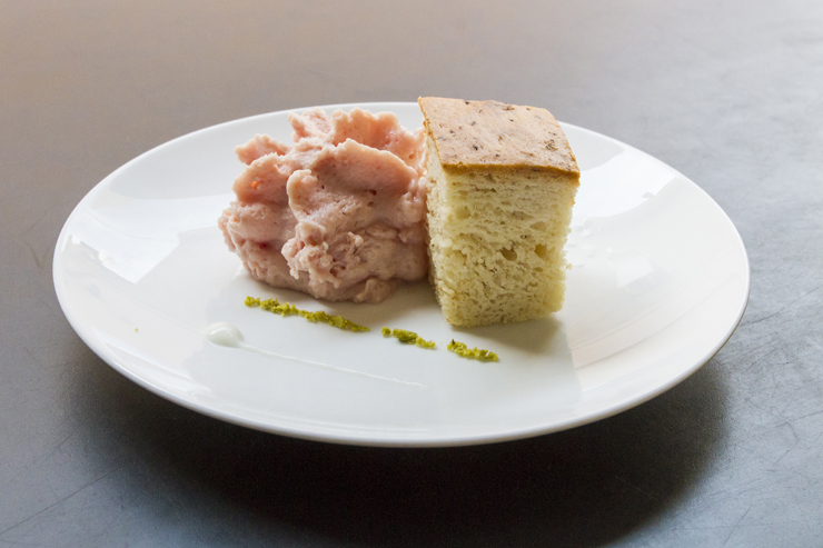 Mortadella é coisa de sandubão no mercadão? Hum... não apenas. Este prato chamado de "Lembrança de um panino com mortadella" foi criado pelo chef Massimo Bottura e é servido em seu multipremiado Osteria Francescana