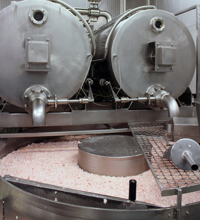 Gordura de pescoço de porco - a parte branca da Mortadella I.G.P. - sendo cozida na fábrica da Felsineo, em Bologna