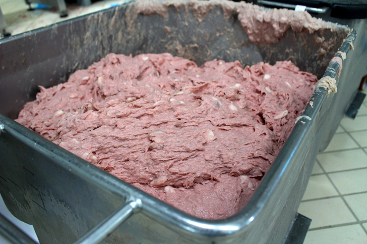 Carne triturada e gordura já misturadas, prontas para serem "ensacadas" 