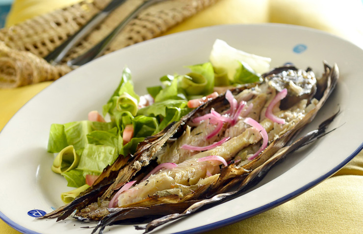 Mextlapique de pescado (R$62): truta grelhada na folha seca de milho, que dá ao peixe sabor muito singular, acompanhada de salada fresca