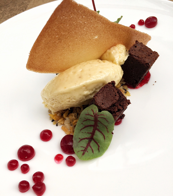 Deliciosa sobremesa do menu executivo do Petí: brownie, mousse de chocolate branco com cumaru, gel de hibisco (quase nem nada de açúcar, o que é sensacional) e granola artesanal dando aquela crocância amiga