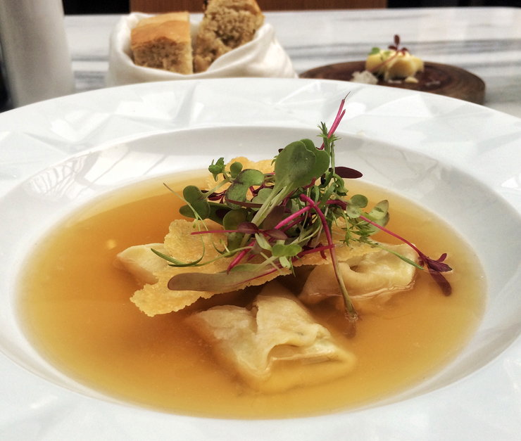 Consommé de cebola tostada com tortellini artesanal de ricota