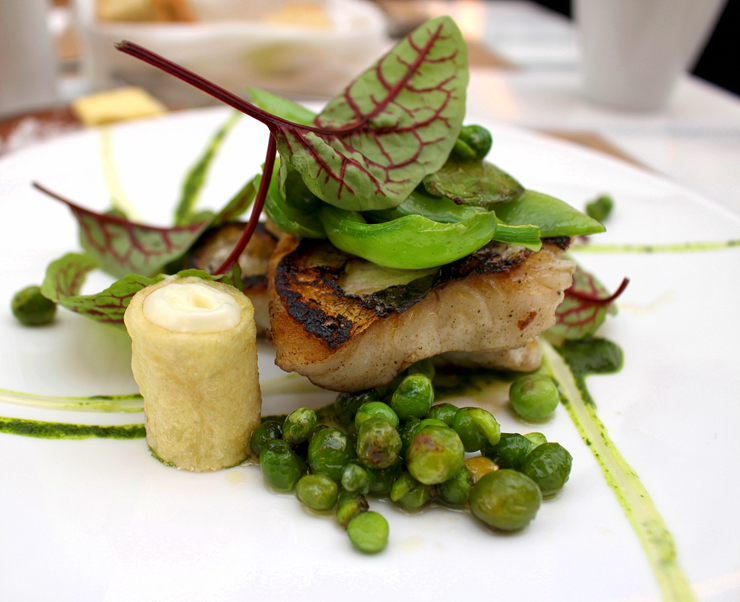 Bacalhau fresco, batatinhas ao forno com emulsão de alho e endro, edamame e ervilhas salteados 