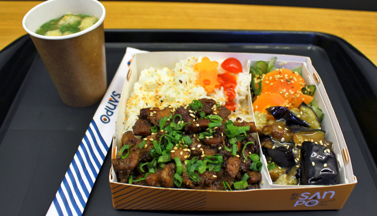 Bentô de yakitori (frango com molho teriyaki), berinjela com molho da casa, arroz branco e sunomono (R$ 20) acompanhado por missoshiru (R$ 4,5)