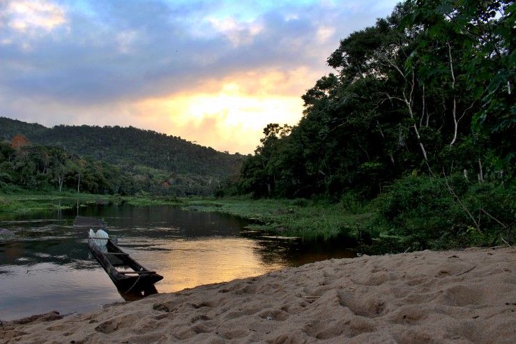 À beira do Rio de Contas fica a fazenda de cacau da AMMA. Belíssimo cenário.