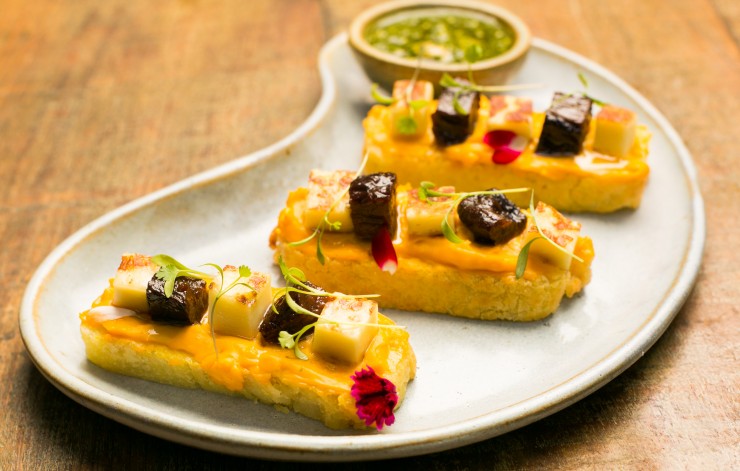 Rosca de polvilho com requeijão de jerimum, queijo coalho e carne de caju