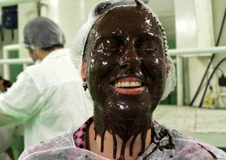 Eu e minha máscara de chocolate 85% cacau: ritual de batismo para quem visita a fábrica da AMMA, em Salvador