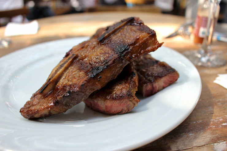 Excelente bife de tira preparado na parrilla, na hora do pedido