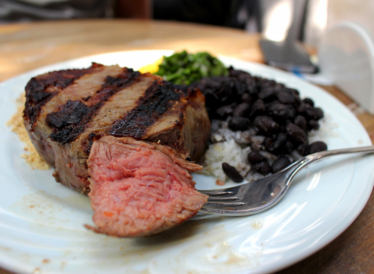 Ojo de bife no ponto pedido com uma mini-feijoada: meu prato no almoço executivo do Feed