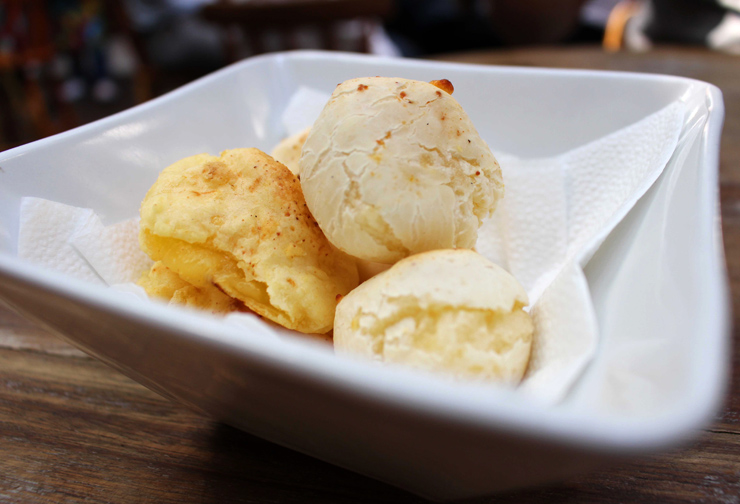 Porção de pães de queijo feitos com diferentes tipos: vale a pena pedir 