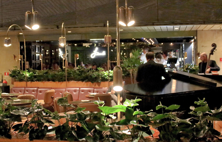 Ambiente mega retrô do Frank Bar, dentro do hotel Maksoud Plaza