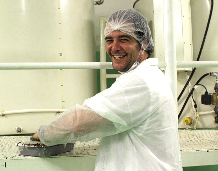 Diego Badaró, o criador da AMMA, todo feliz por estar batizando suas convidadas com chocolate 85% - ritual de todos que visitam a fábrica, em Salvador