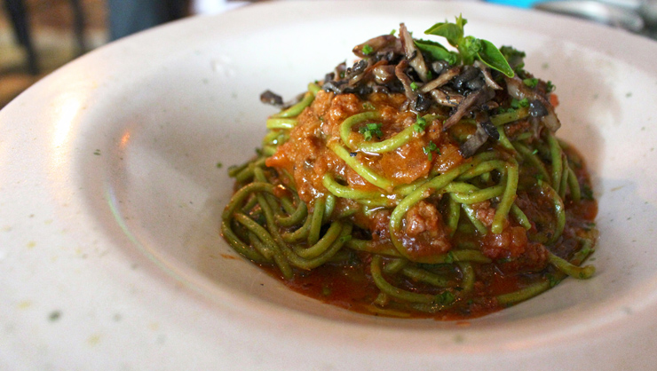 Prato do menu executivo do PIù: spaghetti alla chitarra verde à bolonhesa com cogumelos salteados