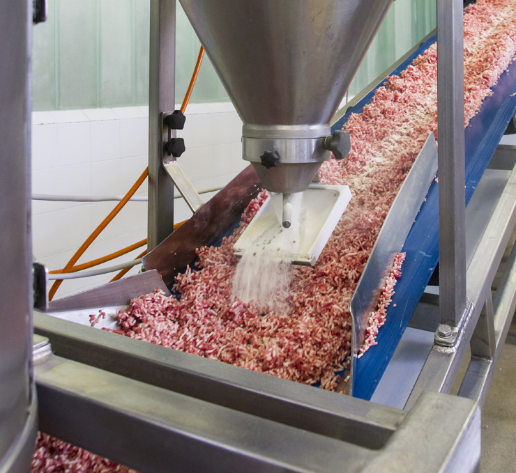 Esteira de pulverização de temperos na linha de produção de salame
