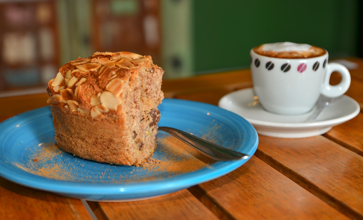 Promoção do Jasmim Rosa Café: Promoção 1: Café espresso pequeno com ou sem leite, acompanha bolo de farinha integral com açúcar mascavo, banana, frutas desidratadas e amêndoas laminadas – R$ 7,99