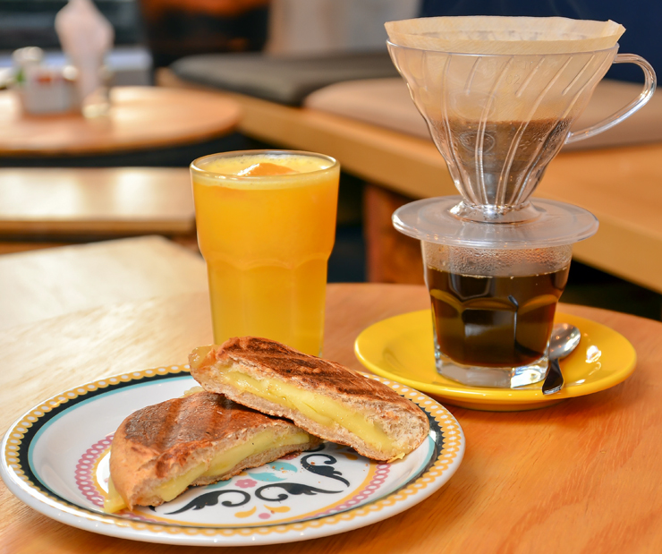 Promoção do Kaya Café: Promoção 2: café coado com grãos da Fazenda Santa Rita ou suco de laranja acompanhando por queijo quente (pão integral com queijo minas orgânico)- R$ 12,99