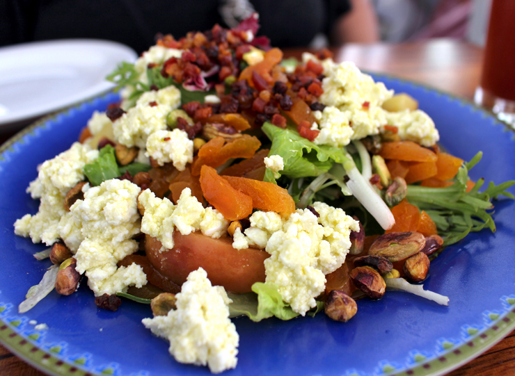 Muito vendidas no Kouzina, as saladas são fartas e preparadas com ingredientes de qualidade. Essa leva folhas verdes, maçã, pistache, damasco picado, bacon e queijo manouri (R$ 28)