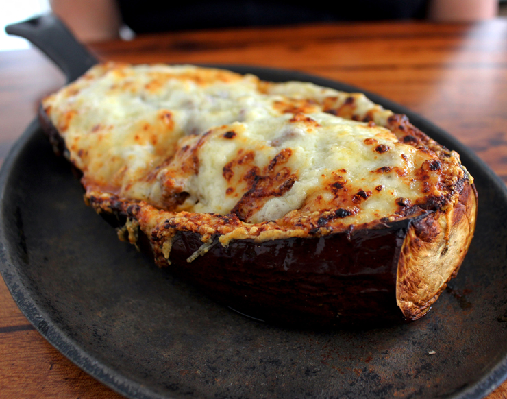 Papoutsakia: berinjela inteira assada, com o miolo retirado e misturado a ragu de carne com batata e molho bechamel (R$ 38)