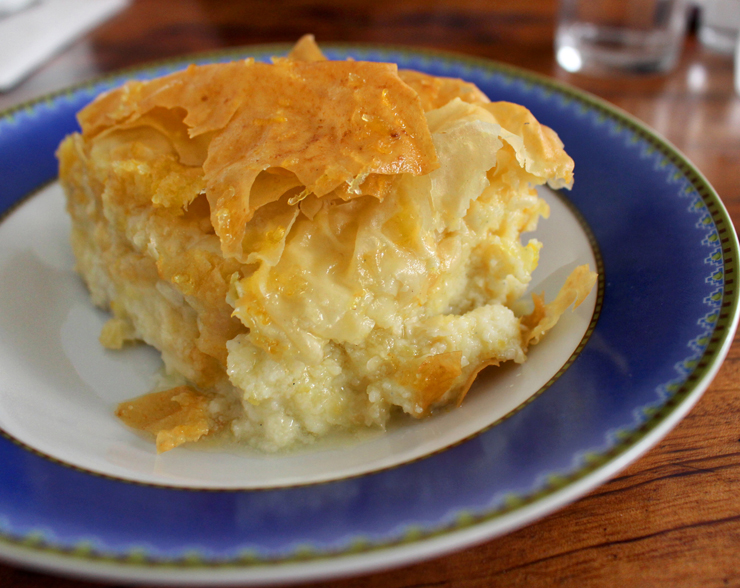 Galaktoboureko (R$ 24), que consiste num creme de semolina adoçado no ponto perfeito e envolto por massa phyllo crocante.