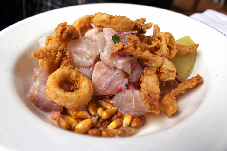 Ceviche La Peruana (peixe branco, camarão e lula empanada com batata doce cozida na laranja e milho peruano; R$27)