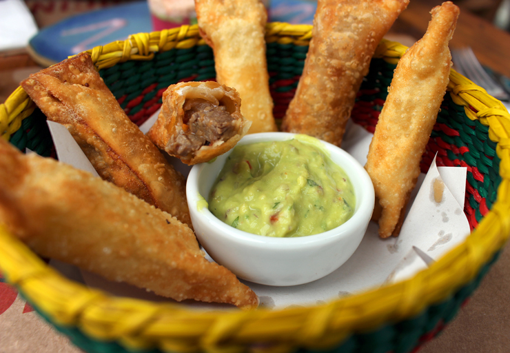 Tequeños de queijo, lomo saltado ou mixtos, pastéis peruanos de queijo serra da Canastra,lomo saltado com aji carretillero e acompanhados de guacamole (R$19) 