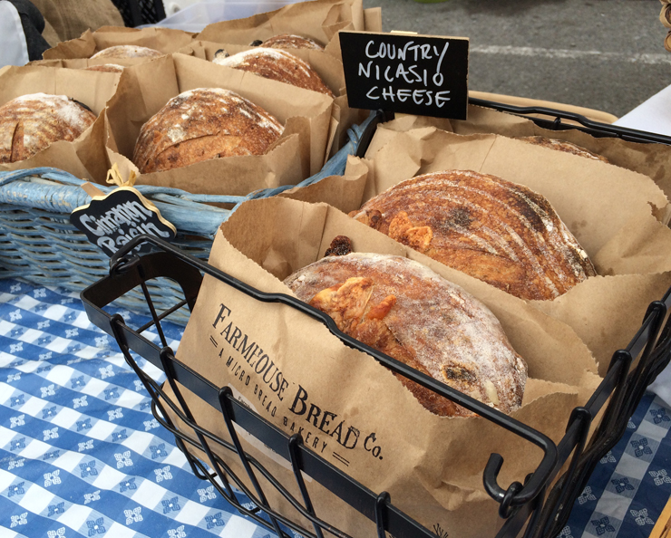 Pães de fermentação naturais artesanais à venda no Fort Mason Farmers Market