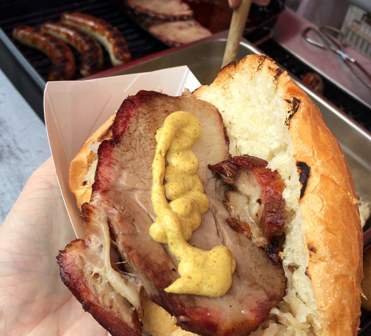 DELICIOSO sanduba de porco com chucrute e mostarda na barra de comida alemã no Fort Mason Farmers Market