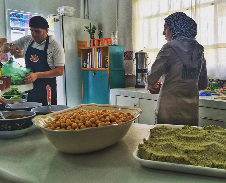Refugiados sírios dão aula de falafel e homus: ação faz parte do programa de apoio a imigrantes, Migraflix