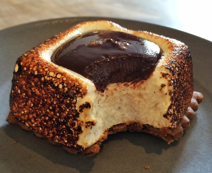 S'mores absolutamente fodástico. Graham cracker e marshmallow artesanais com creme de chocolate defumado. Maçaricado na hora. M O R R I.