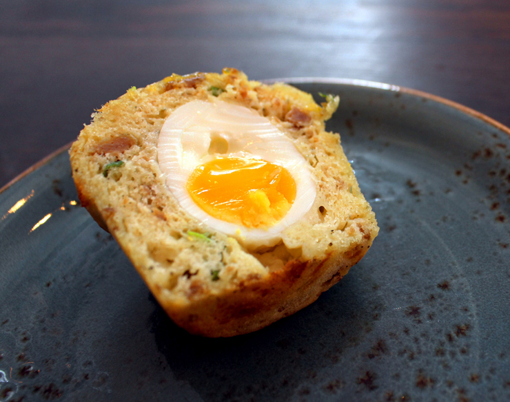Sucesso de vendas na Craftsman and Wolves: muffin de queijo asiago, linguiça, cebola envolvendo ovo com gema mole 