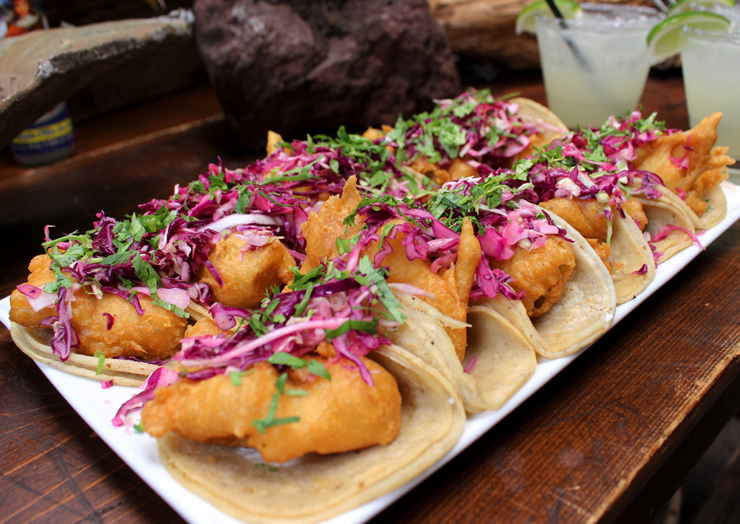 Tacos de bacalhau fresco empanado com picles de cebola e repolho roxo na Tacolicious