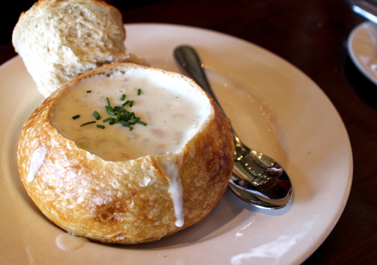 Clam Chowder, prato famosíssimo em San Francisco: trata-se de uma sopa de mariscos servida dentro de um pão italiano. Esta é da Boudin Bakery
