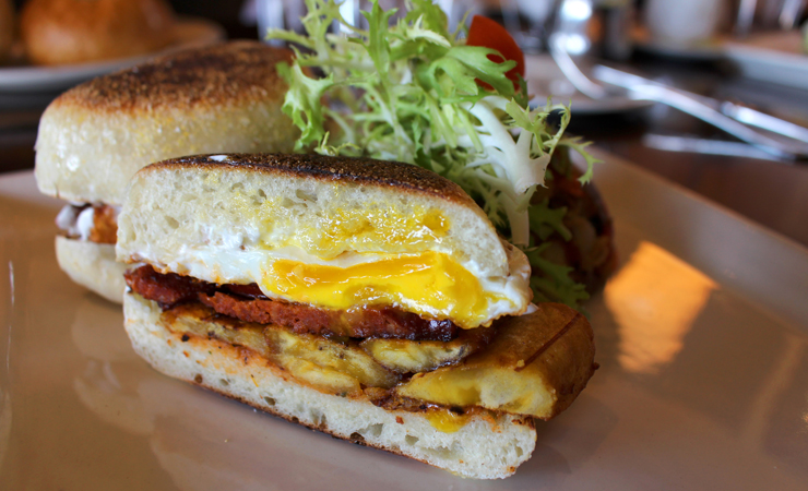 Salvadorean Breakfast Sandwich no bistrô da Boudin Bakery: English Muffin, ovo frito, chorizo, banana frita e sour cream